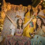 Shibani Dandekar Instagram - What Boho Mehendi Dreams are made of! ⭐️ thank you @payalsinghal @nehalikotian Designed by @payalsinghal styled by @khyatibusa earrings by @amrapalijewels makeup by @inherchair hair by @reenaduttahairstylist assisted by @azima_toppo decor by @thedramaqueen2012 catering by @lekitchen_catering photos by @sam_and_ekta