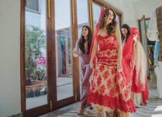 Shibani Dandekar Instagram - The most magical day of my life! Thank you for everything always @payalsinghal you made it what it was! love you ❤️ My DREAM wedding dress by @jade_bymk designed by @shaleenanathani X @monicashah1207 ( love you guys this dress is everything!!!!!) Styled by my girl @shaleenanathani Assisted by @kajalpatil_04 Earrings @goenkaindia @amigoscommunications Makeup by @inherchair Hair by @reenaduttahairstylist Assisted by @azima_toppo photos @sam_and_ekta ❤️ decor by @altair_decor wedding by @shaadisquad
