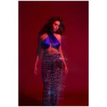 Shibani Dandekar Instagram - ♥️💙 Shot by @trishasarang Styled by @richamehta1990 Makeup @nishisingh_mua Hair: @azimatoppo Assisted by @sargammehra Pants @siddhartha_tytler Top @miakee.official Location @whiteboxstudiomumbai #mondaymood #mondayvibes #mondaymantra #thatbrowngirl #goodvibesonly #redandblue #photoshoot #photoshootdiaries