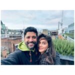 Shibani Dandekar Instagram – Welcoming the holiday season with a warm hug.🤗 @faroutakhtar 

#dreamyduo #holidayseason #happyholidays #december #decemberlove #thatbrowngirl #goodvibesonly #thursdaymood #thursdate