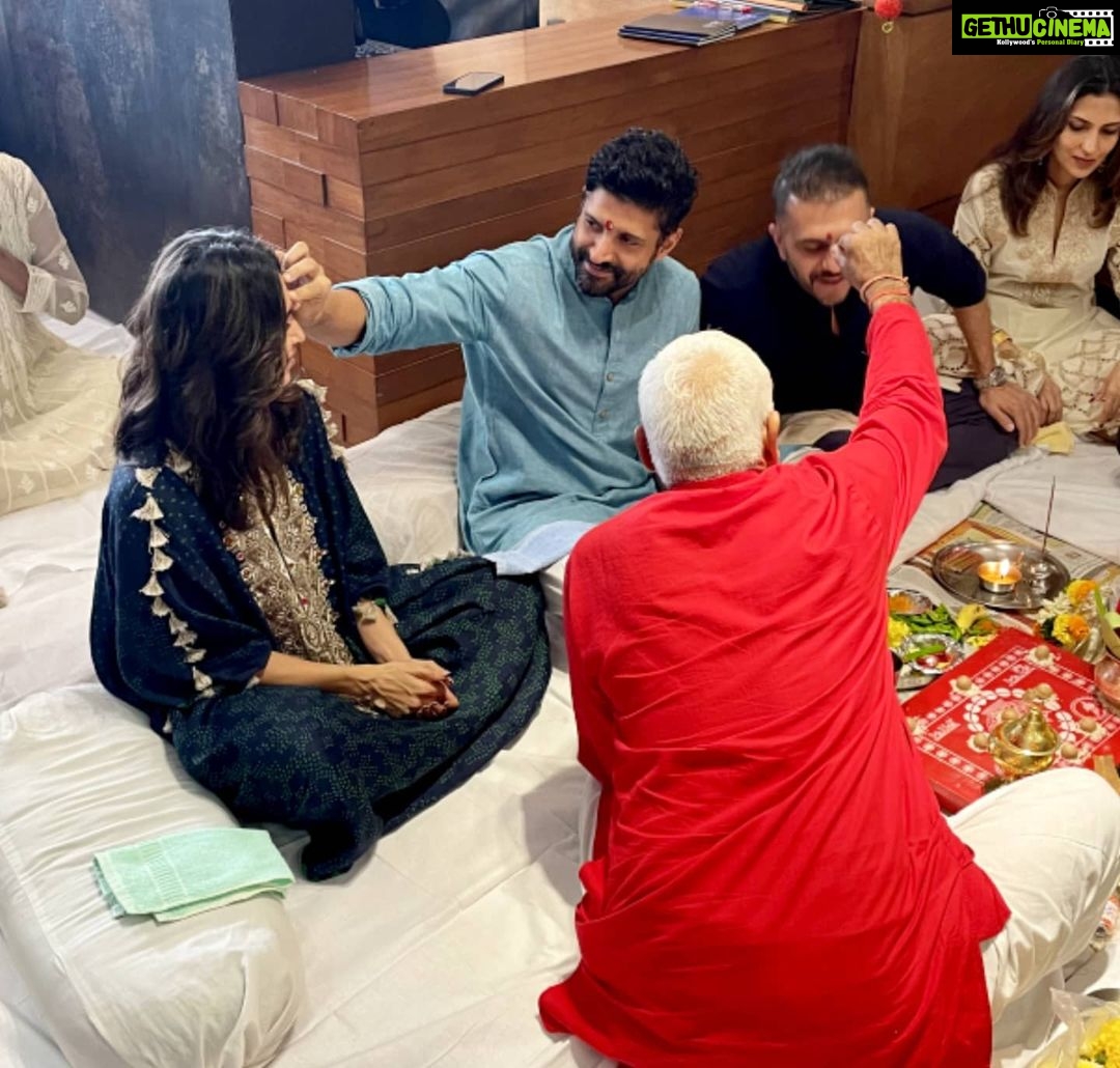Shibani Dandekar Instagram - To a festival full of sweets, memories and smiles! Happy Diwali❤️ with my @faroutakhtar ❤️ outfit by the one and only @payalsinghal photo by the legendary @devangmajethia #diwali #diwalicelebrations #family #love #peace #goodvibesonly