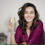 Shibani Dandekar Instagram - Celebration for me is time with my family and friends and all those who know me, know about my love for cricket. I love to make it an event, have my people over to watch the game over some @jacobscreek_india and some lip smacking food! What more can I ask for? I am sorted this World Cup season, what are your plans? #Collaboration #OfficialPartner #CelebrateEveryMoment #TimeForJacobsCreek #PerfectPairing #MatchWithJacobsCreek #RaiseYourGlass #WorldCup2021 #Cricket