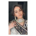 Shibani Dandekar Instagram - Love, Light & Harmony ❤️ #diwalidiaries #diwalicelebrations #family #love #thatbrowngirl #goodvibesonly @sabyasachiofficial @curiocottagejewelry 💚