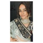 Shibani Dandekar Instagram - Love, Light & Harmony ❤️ #diwalidiaries #diwalicelebrations #family #love #thatbrowngirl #goodvibesonly @sabyasachiofficial @curiocottagejewelry 💚