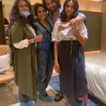 Shibani Dandekar Instagram - Nothing like working with good people 💜 #Repost @shekharravjiani ・・・ Our director and producer par excellence @indran1_ray and @tanvgandhi and the beautiful and talented lead actor of our film, @shibanidandekar And yours truly basking in the collective glory of these three brilliant ladies! #DinnerInLockdown Releasing tomorrow! @vootselect