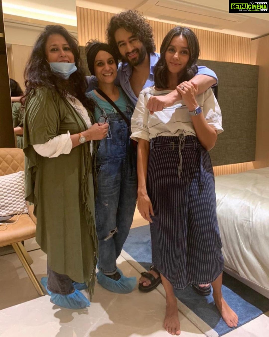 Shibani Dandekar Instagram - Nothing like working with good people 💜 #Repost @shekharravjiani ・・・ Our director and producer par excellence @indran1_ray and @tanvgandhi and the beautiful and talented lead actor of our film, @shibanidandekar And yours truly basking in the collective glory of these three brilliant ladies! #DinnerInLockdown Releasing tomorrow! @vootselect