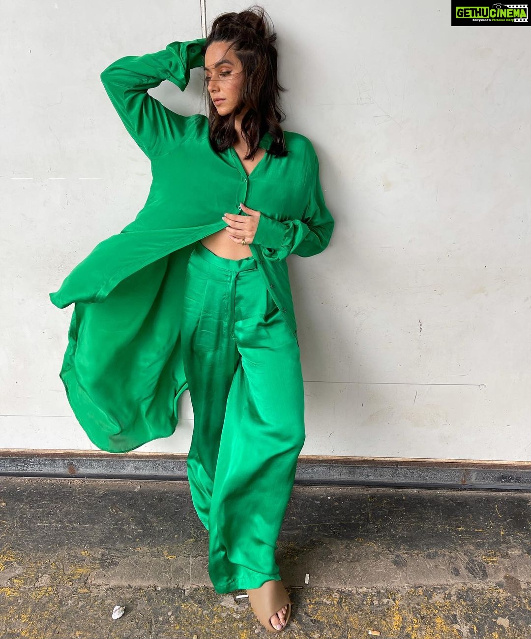 Shibani Dandekar Instagram - Deme for the win 💚 @deme_love_ @gabriellademetriades @yeezymafia 🤎