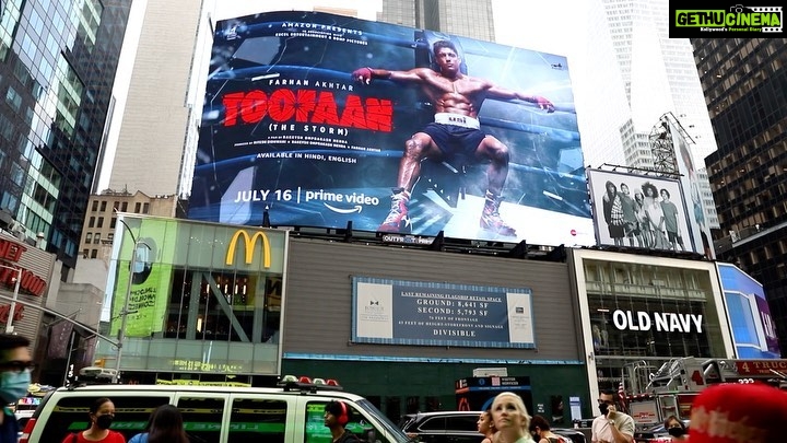 Shibani Dandekar Instagram - Toofaan in Times Square!! Beast mode! @faroutakhtar so proud ðâ€ïžð¥ #ToofaanOnPrime @mrunalthakur #PareshRawal @hussain.dalal @primevideoin @excelmovies @romppictures @ritesh_sid @rakeyshommehra @vjymaurya @ozajay @jaduakhtar @zeemusiccompany #AnjumRajabali @kassimjagmagia @vishalrr