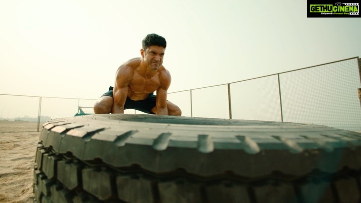 Shibani Dandekar Instagram - Yeh #toofaan rukne wala nahi hai. Trailer arrives at 12 PM tomorrow #ToofaanOnPrime @primevideoin @excelmovies @romppictures @faroutakhtar @mrunalthakur #pareshrawal @hussain.dalal @ritesh_sid @rakeyshommehra @vjymaurya @ozajay @shankarehsaanloy @zeemusiccompany @jaduakhtar #anjumrajabali @kassimjagmagia @vishalrr