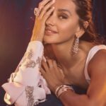 Shibani Dandekar Instagram – @tdfdiamondsandgold @gautamgsinghvi @prasannashetty 

shot by @prabhatshetty 
makeup @themakeupmaven__ 
hair @azima_toppo 
styling @khyatibusa 
outfit @officialeshasethithirani