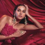 Shibani Dandekar Instagram - RBF and jewels .. what more does a girl need 😉 @tdfdiamondsandgold @gautamgsinghvi @prasannashetty shot by @prabhatshetty makeup @themakeupmaven__ hair @azima_toppo styling @khyatibusa dress @ambikalal