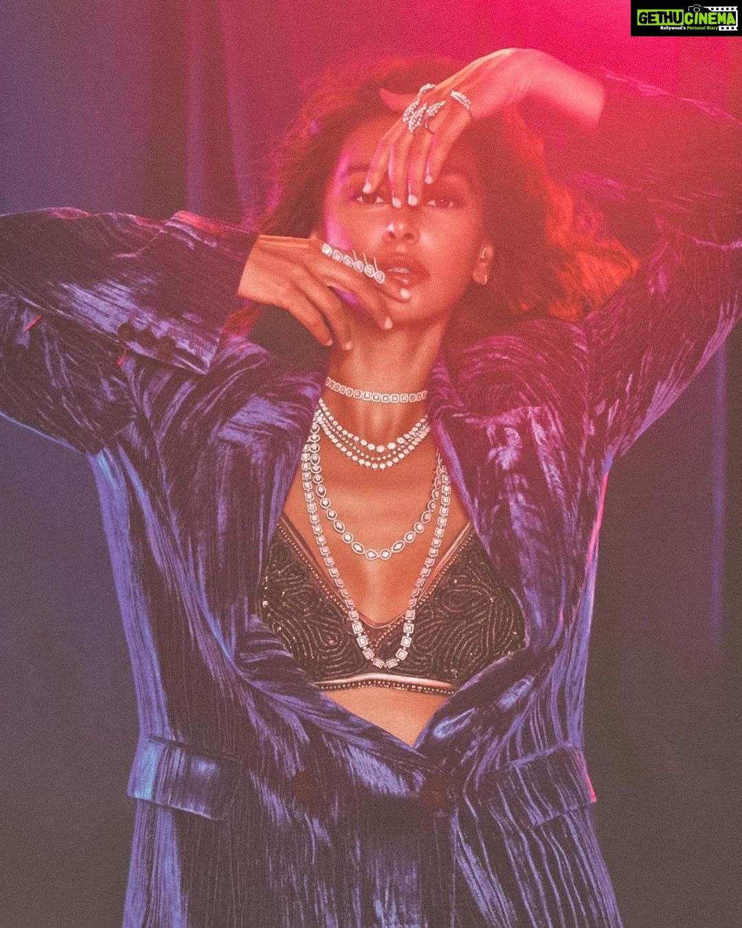 Shibani Dandekar Instagram - Diamond drip @tdfdiamondsandgold @gautamgsinghvi @prasannashetty Short and Long Diamond Chains combined together & styled with Claw and Full Finger rings. The perfect trend that is contemporary today & classic tomorrow! shot by @prabhatshetty make up by @themakeupmaven__ hair @azima_toppo styling @khyatibusa