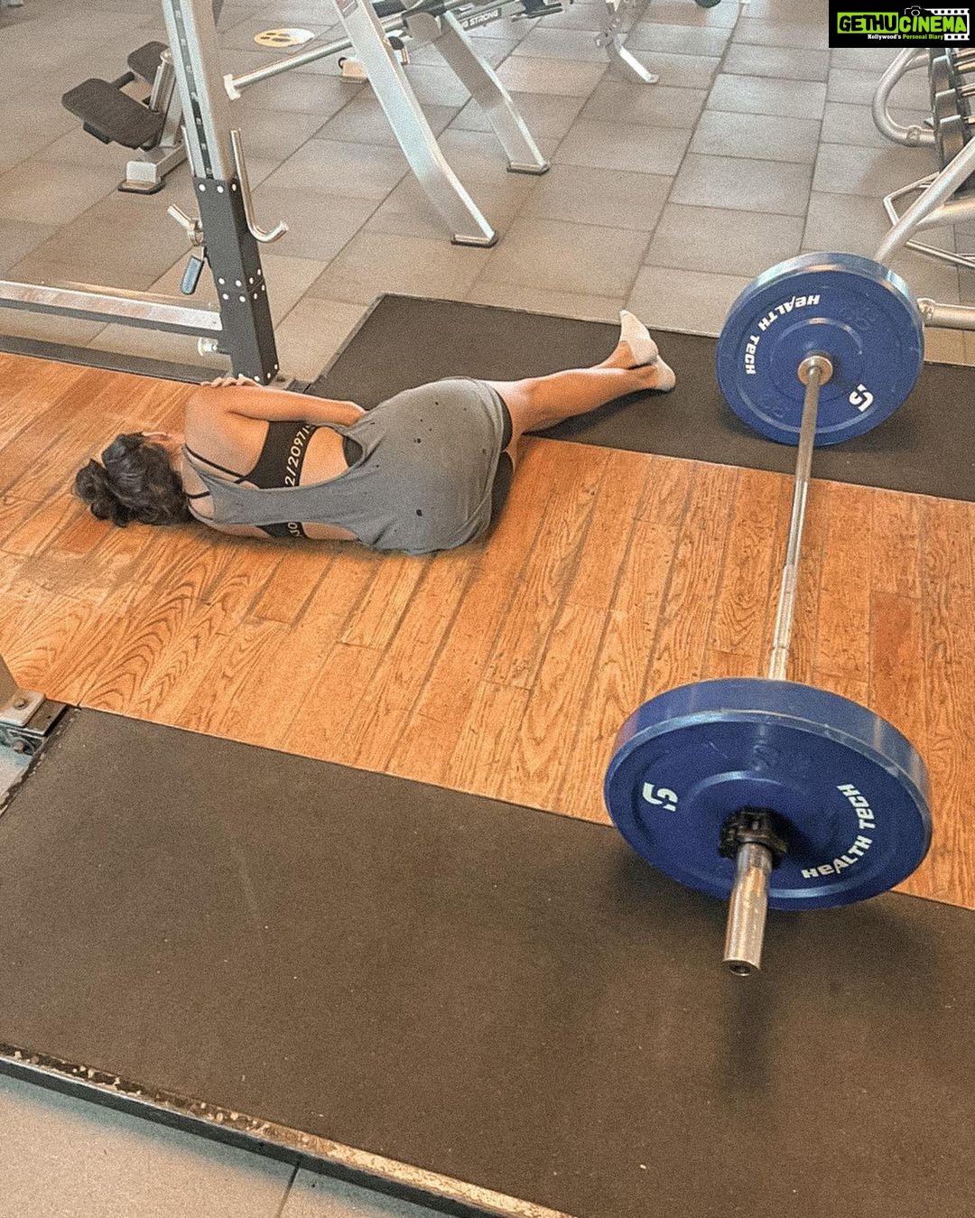 Shibani Dandekar Instagram - Gram hype vs reality! This was me in between each set and each exercise the other day in the gym! Been feeling so out of it lately and that’s ok .. need my body and mind to be in sync and when they aren’t, being patient is the key! Be kind to yourself, take a moment and then get back in the zone! I’m blessed to have the most incredible coach by my side through it all @drewnealpt but remember it starts with you! You can do it! 🦵🏾