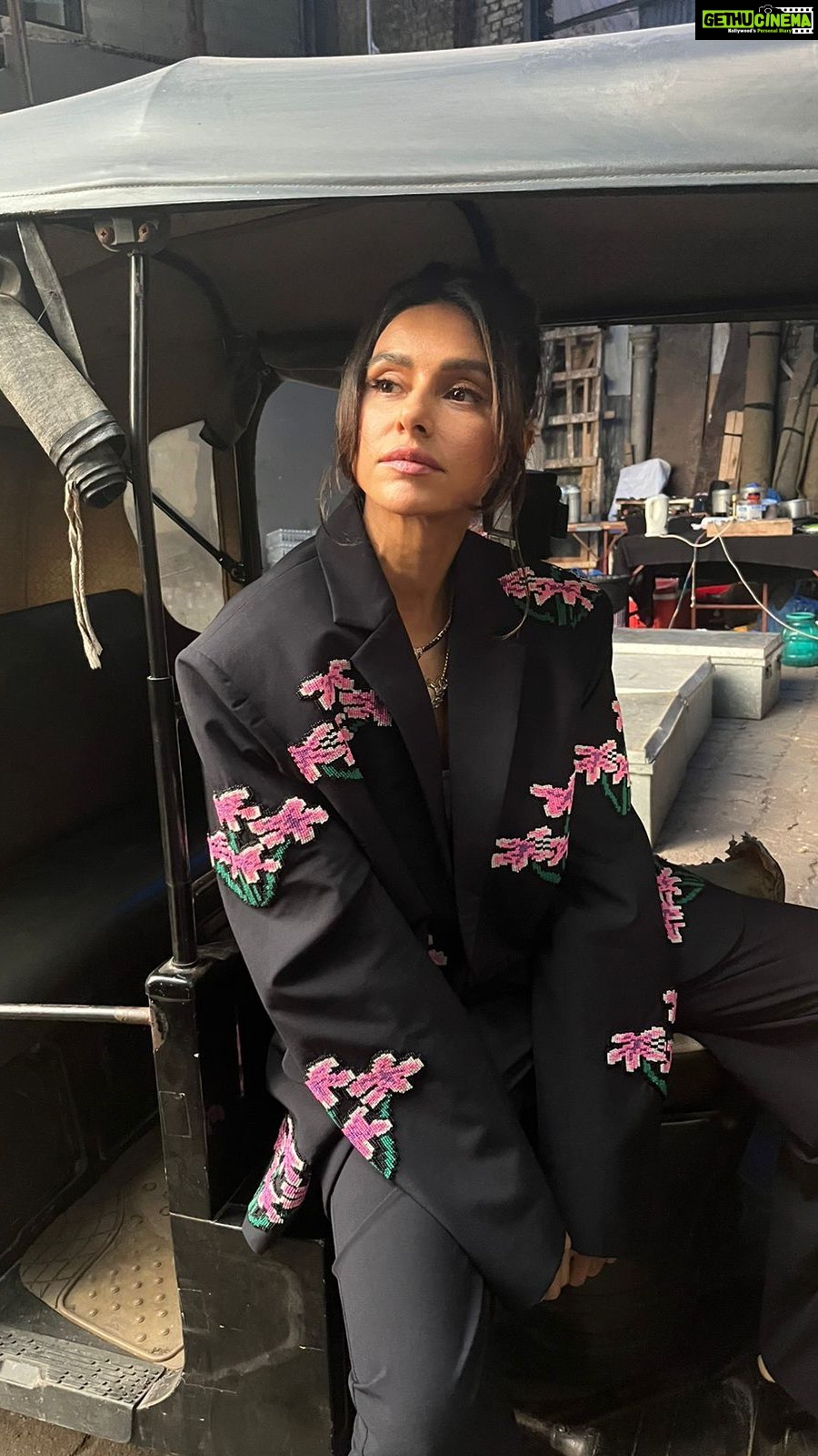 Shibani Dandekar Instagram - @shibanidandekarakhtar Casually hanging in @dhruvkapoor Make up by @inherchair Hair by @azima_toppo #khyatibusastyling Assisted by @vinishastyles Management @mariabanat @_heena31_ @dayzchai . . . . . #shibanidandekar #fashion #style #khyatibusastyles #reels #reelsinstagram