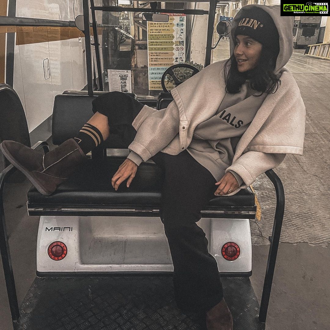 Shibani Dandekar Instagram - Buggy life @marketplacebymainstreet @essentials @weareivypark @balmain @chloe @ugg 📷 @mariabanat