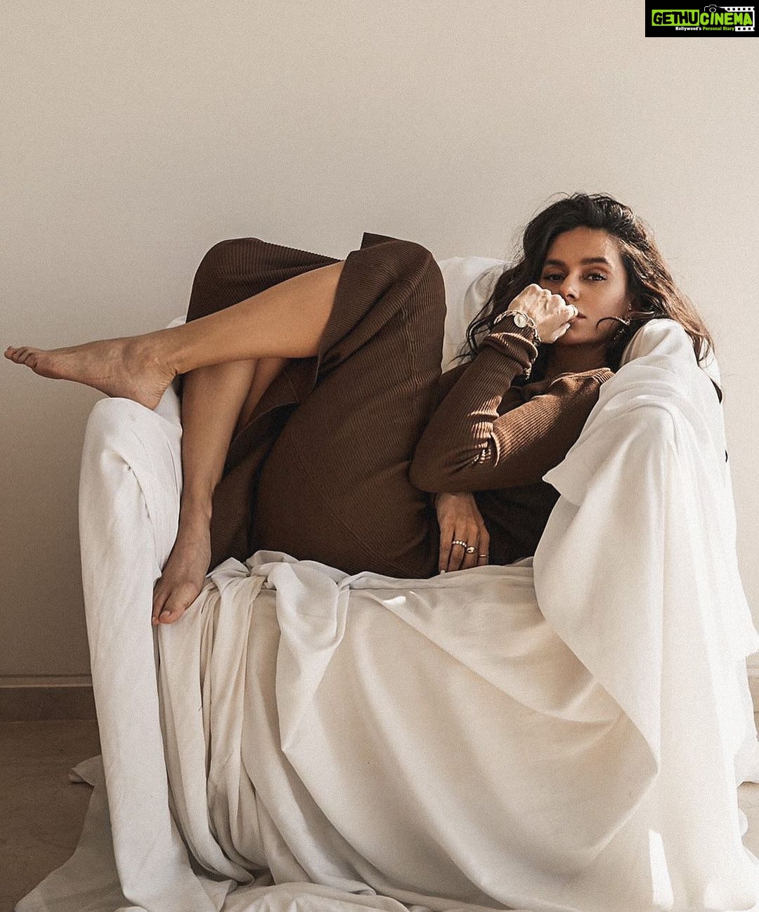 Shibani Dandekar Instagram - 2021 is a mood! Cautious but ready! @sashajairam @khyatibusa @anishaachhabriamakeup @azima_toppo