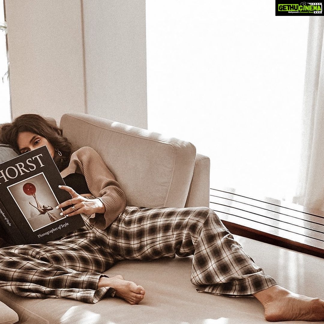 Shibani Dandekar Instagram - mood @sashajairam @khyatibusa @anishaachhabriamakeup @azima_toppo 📚 @labelfrow pants