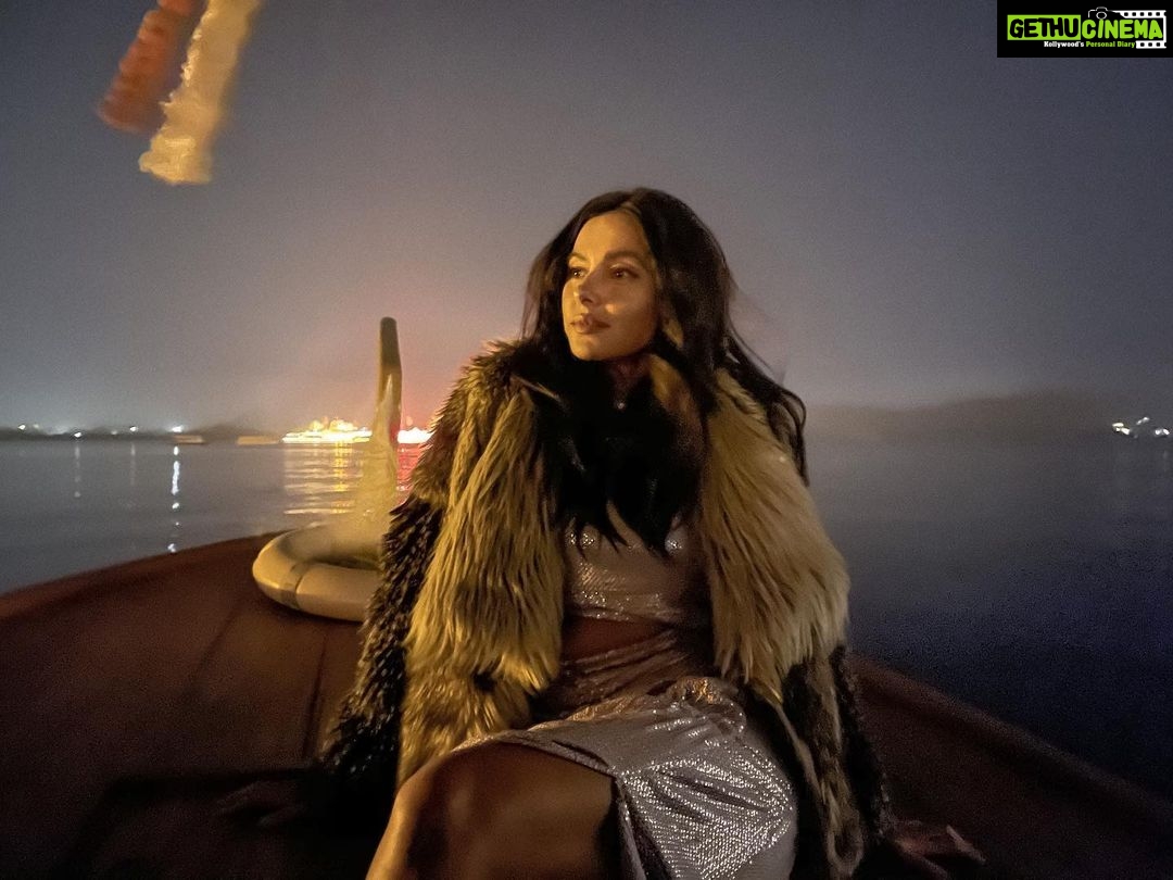 Shibani Dandekar Instagram - Faux fur coats and boat rides #shotoniphone @apple #iphone12 #nightmode 📷 @jovianicity dress by @deme_love_ 💜