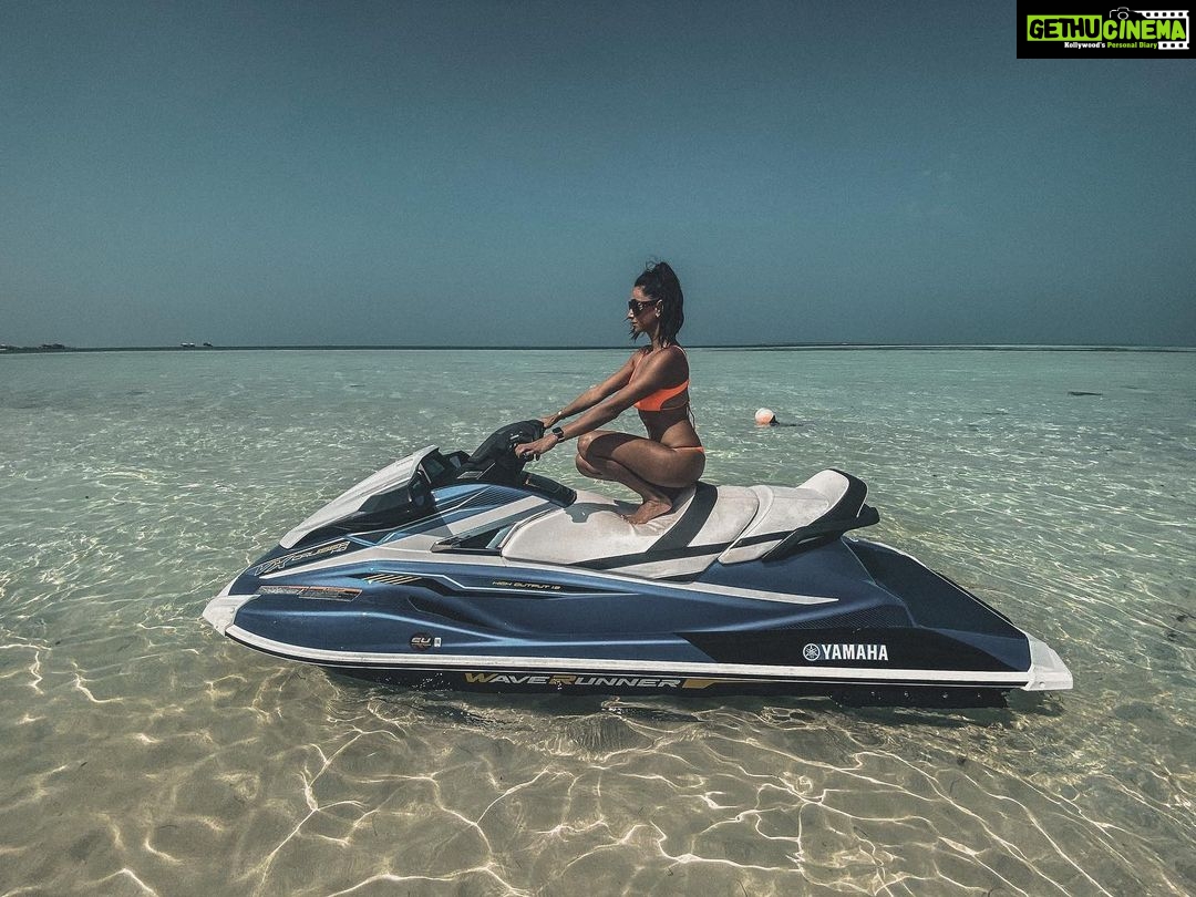 Shibani Dandekar Instagram - Island life 🏝 #thatbrowngirl #throwback