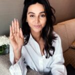 Shibani Dandekar Instagram - I've partnered with @Maybelline on their mental health initiative - #BraveTogether to support people experiencing anxiety and depression. Log on to the website ( maybelline.co.in/bravetogether) or reach out on +011-41198666 for 1:1 support. Join #MaybellineIndia and @sangathindia at St. Andrew's College, Bandra this #worldmentalhealthday, 10th Oct 1:30 pm onwards for a day long event of discussions, expressive art workshops and exhibitions, all to celebrate our mental well-being.