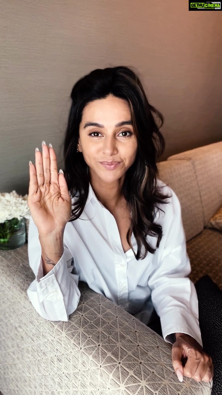 Shibani Dandekar Instagram - I've partnered with @Maybelline on their mental health initiative - #BraveTogether to support people experiencing anxiety and depression. Log on to the website ( maybelline.co.in/bravetogether) or reach out on +011-41198666 for 1:1 support. Join #MaybellineIndia and @sangathindia at St. Andrew's College, Bandra this #worldmentalhealthday, 10th Oct 1:30 pm onwards for a day long event of discussions, expressive art workshops and exhibitions, all to celebrate our mental well-being.