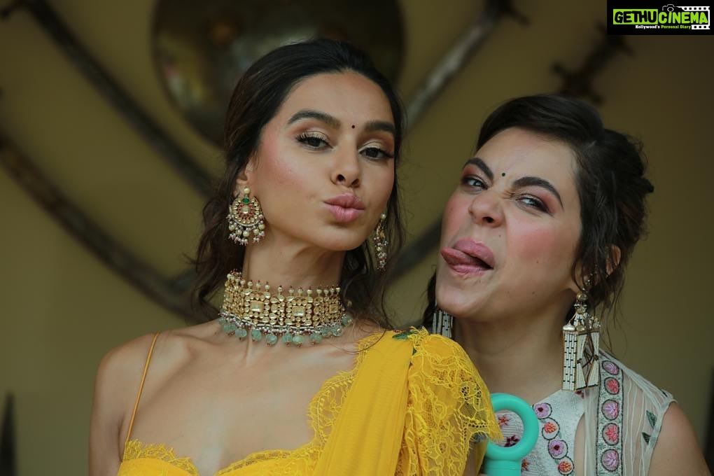 Shibani Dandekar Instagram - Sushmita trying to steal Siddhi @maanvigagroo and start her own squad! 🤪 Sorry @sayanigupta @iamkirtikulhari @banij @4moreshotspls @primevideoin