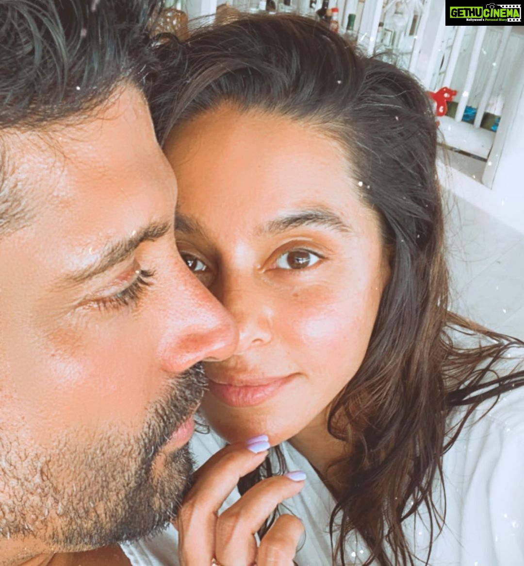 Shibani Dandekar Instagram - better half #Foo ❤️ @faroutakhtar clearly didn’t get the social distancing memo