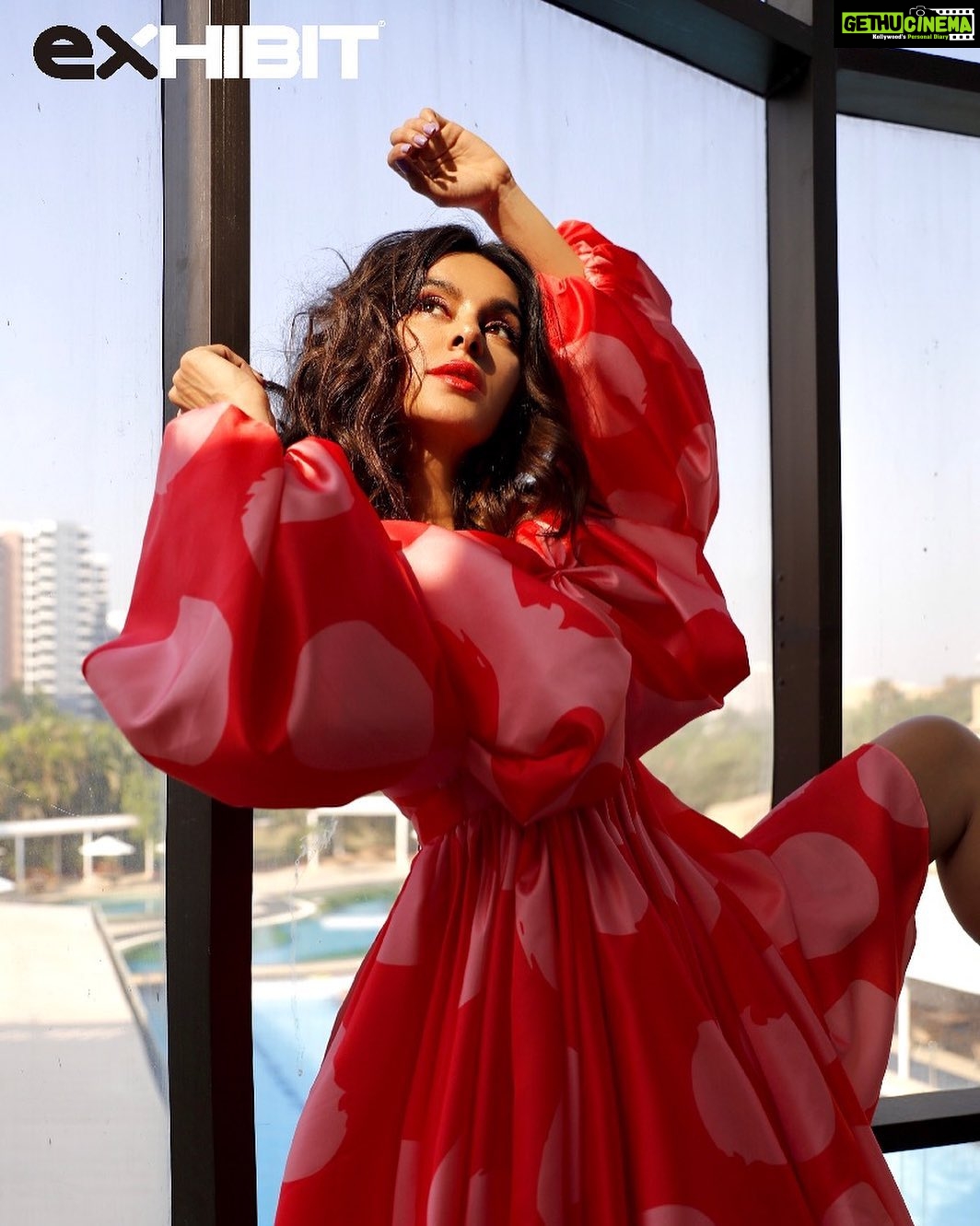 Shibani Dandekar Instagram - 🍒 @sashajairam @reenadutta123 @azima_toppo @anishaachhabriamakeup @simran_kabra @exhibitmagazine