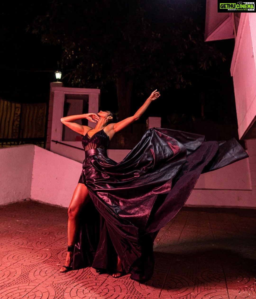 Shibani Dandekar Instagram - 🦇 🦇 🦇 @officialswapnilshinde @shubhammandhyanphotography @khyatibusa @reenadutta123 @anishaachhabriamakeup