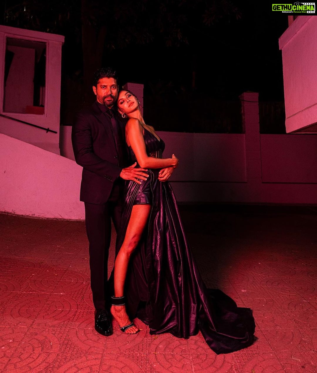 Shibani Dandekar Instagram - Filmfare nights 🎥 with @faroutakhtar 🖤 dress by @officialswapnilshinde with the best team ever photo @shubhammandhyanphotography style @khyatibusa makeup @anishaachhabriamakeup hair @reenadutta123 🎱 @mariabanat @nehalikotian #filmfarecurtainraiser2020