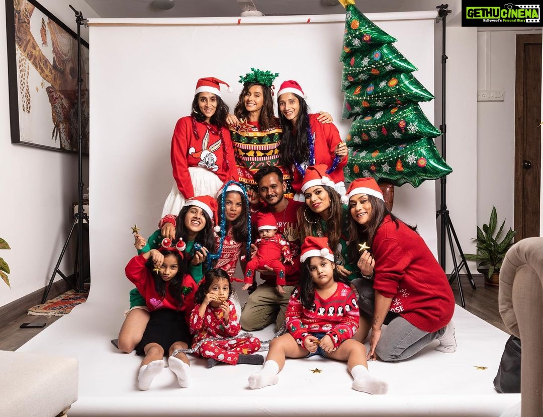 Shibani Dandekar Instagram - Seasons greetings from mine to yours ..my forever family .. my heart and soul .. my everything .. πβ€οΈ @reenadutta123 @azima_toppo @mariabanat @khyatibusa @anishaachhabriamakeup @nehalikotian @gautam_r_kamble