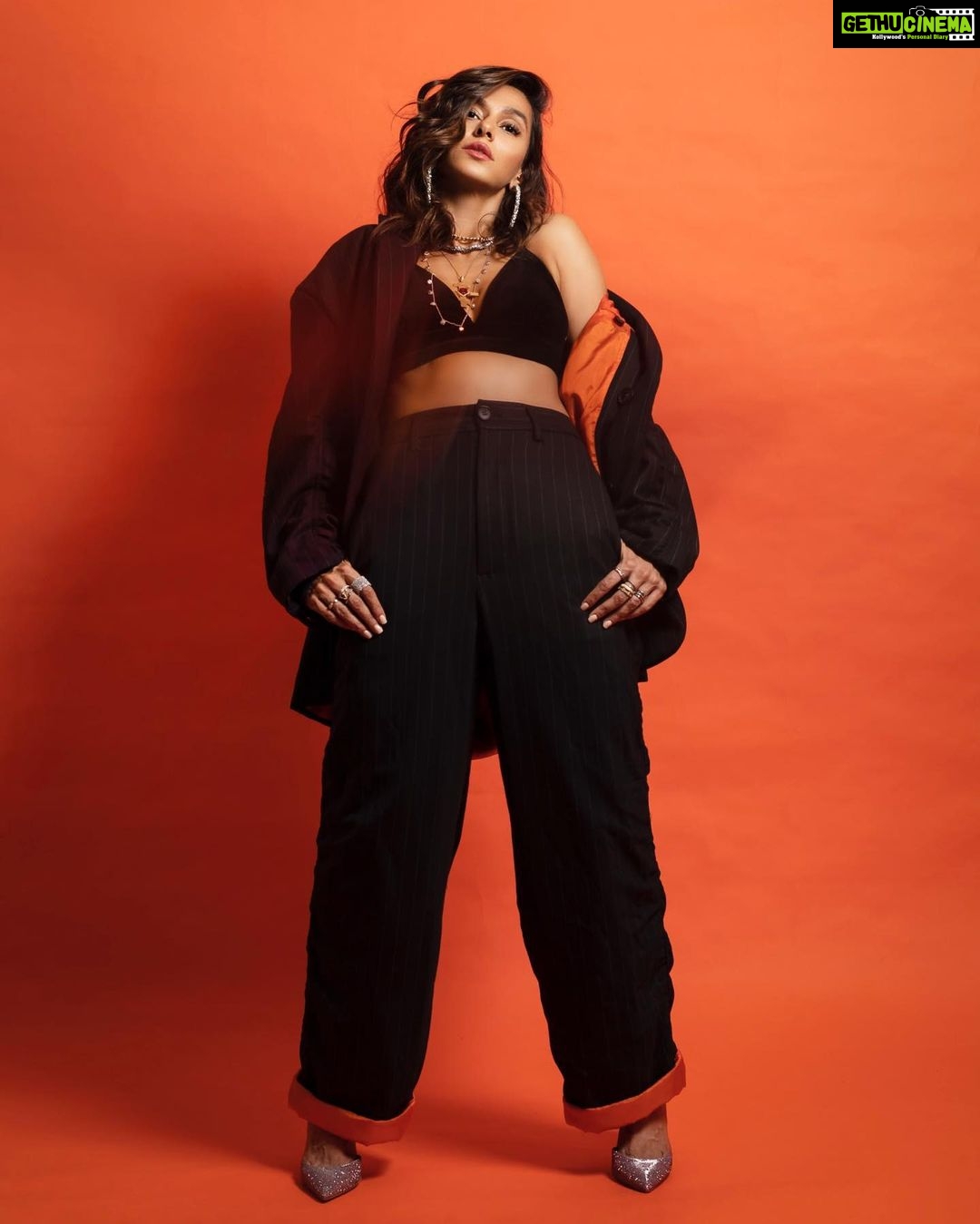 Shibani Dandekar Instagram - 🦀 suit by @fenty styled by @khyatibusa HMU @reenadutta123 @azima_toppo jewels @hanut101 @azotiique 📷 @shubhammandhyanphotography
