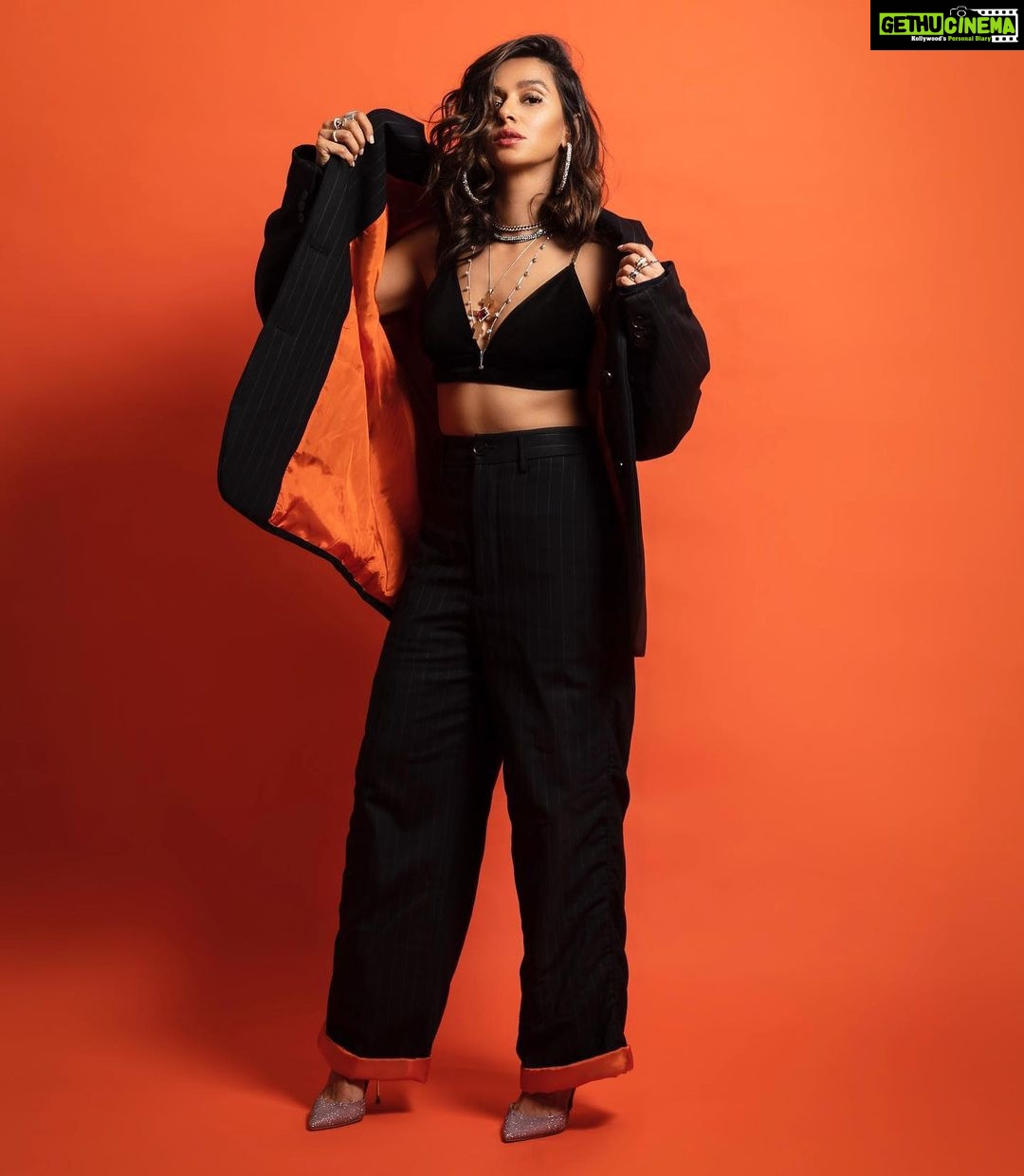 Shibani Dandekar Instagram - 🍊 Vogue Fashion Awards = @fenty suit styled by @khyatibusa HMU @reenadutta123 @azima_toppo jewels by @azotiique and my all time fav @hanut101 📷 @shubhammandhyanphotography