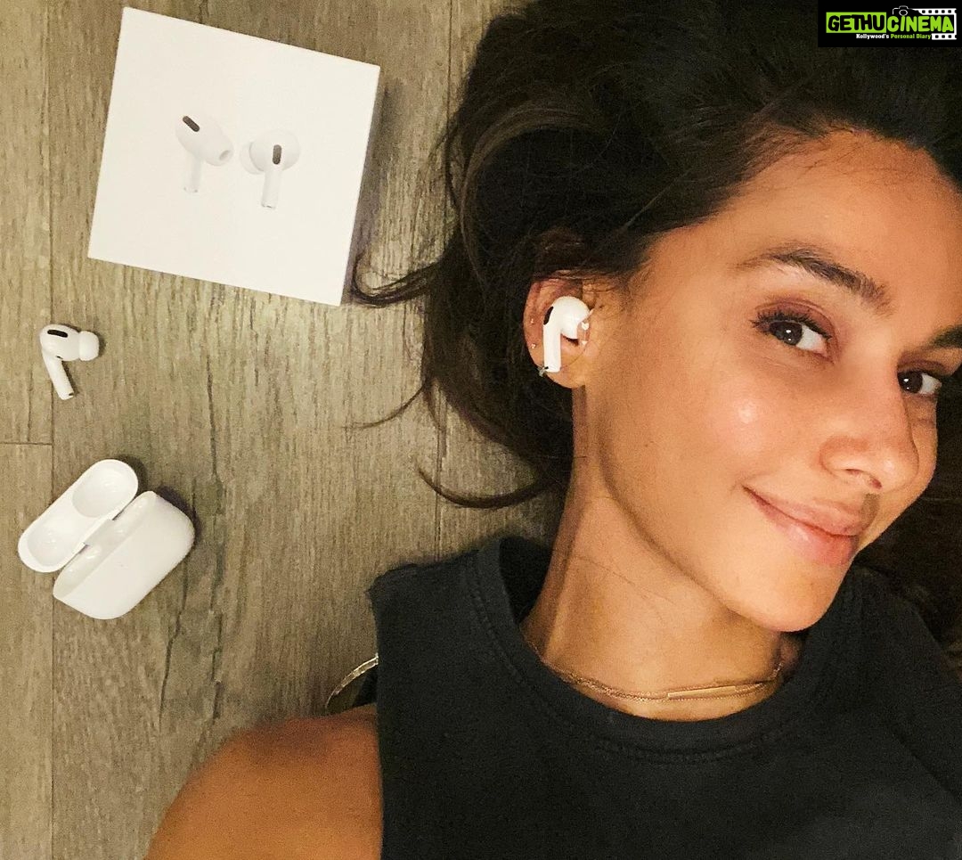 Shibani Dandekar Instagram - Block out the noise! @apple my new babies! #airpodspro #noiseCANCELLED 🍏