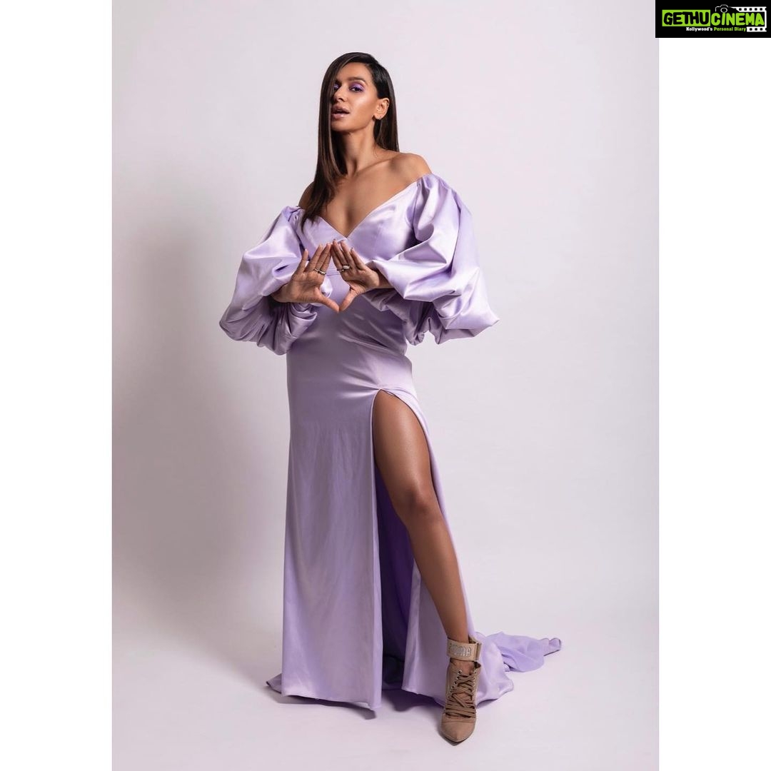 Shibani Dandekar Instagram - 🙌🏽 #voguewomenoftheyear styled by @khyatibusa makeup @anishaachhabriamakeup hair @azima_toppo photography @shubhammandhyanphotography dress @lmanedesigns