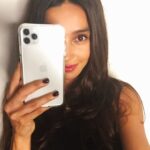 Shibani Dandekar Instagram - Got me a new 🍏 #11maxpro THANK YOU team @apple taking slow motion selfie videos will now be my new jam! Could not be more excited! #apple