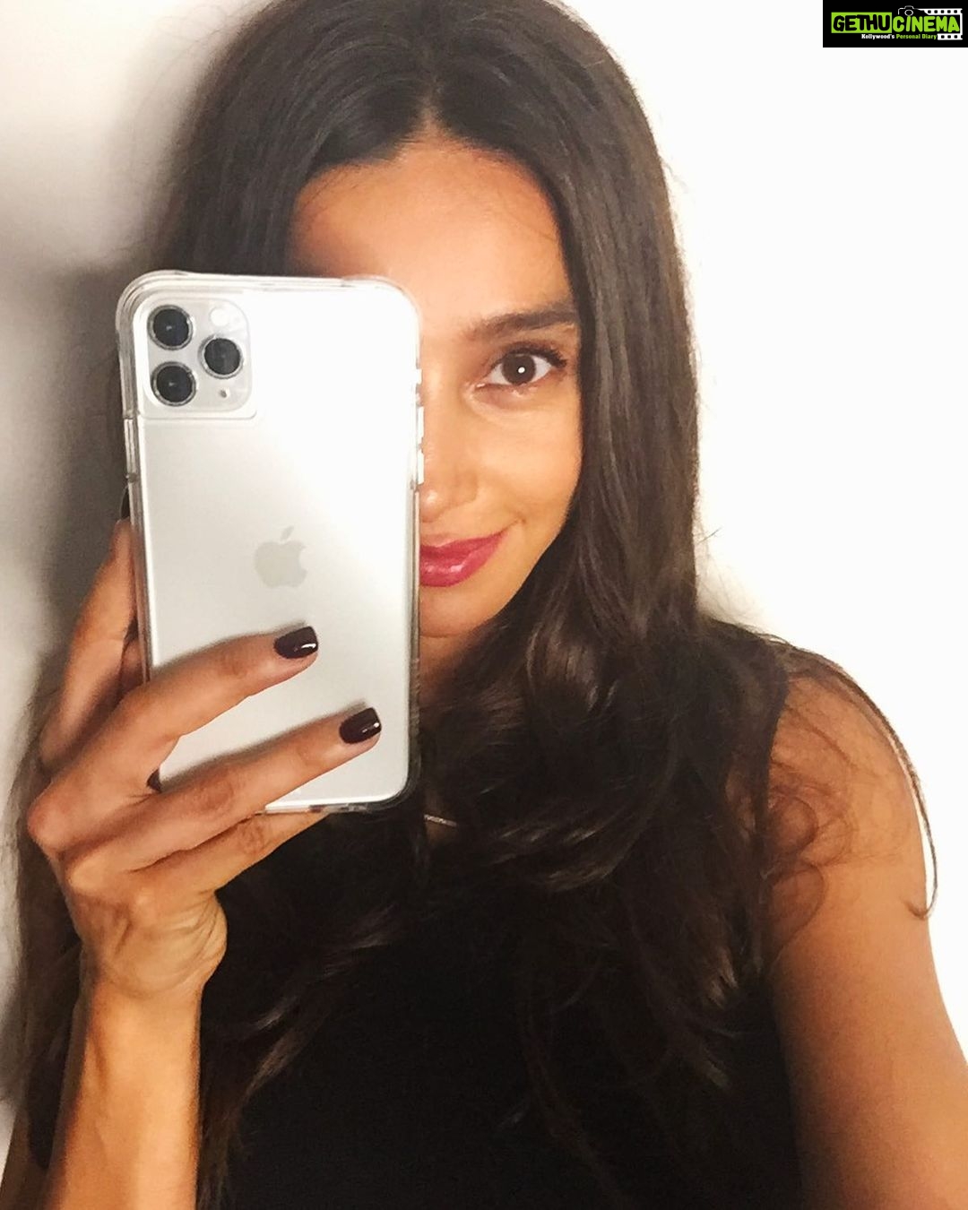 Shibani Dandekar Instagram - Got me a new 🍏 #11maxpro THANK YOU team @apple taking slow motion selfie videos will now be my new jam! Could not be more excited! #apple