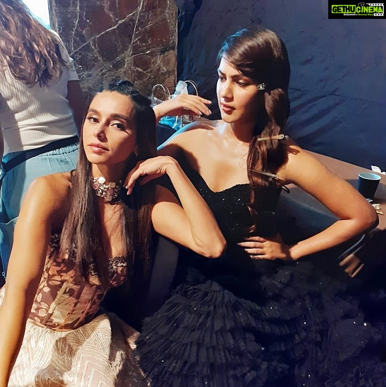 Shibani Dandekar Instagram - Some bitches just donβt know their place @rhea_chakraborty πππ½ββοΈ love you Ri β€οΈ outfit by @bandananarulaofficial