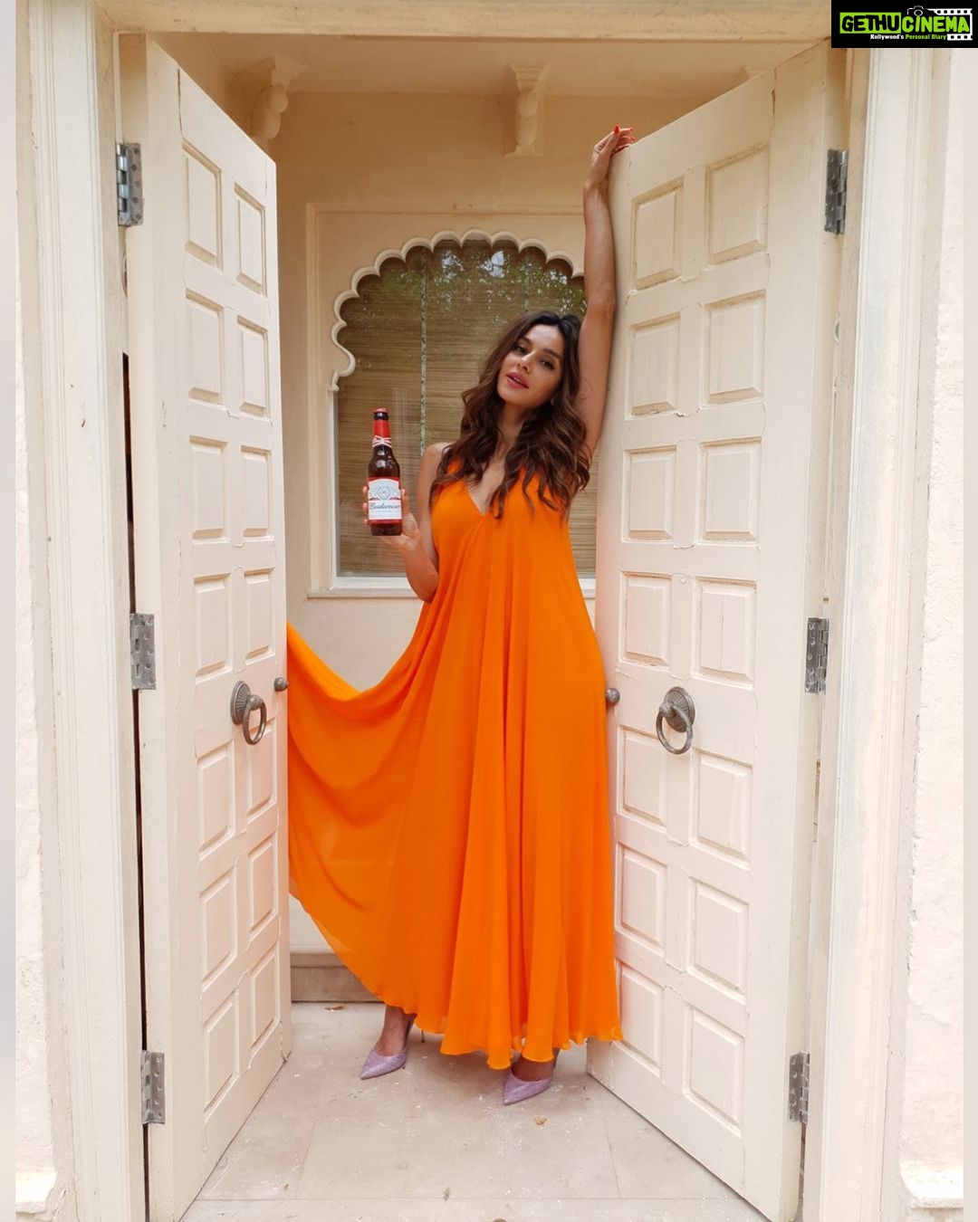 Shibani Dandekar Instagram - I believe kings are not only those who are handed over the crown when they are born, but those who actually live the feeling and earn it! I admire those who toil hard, beat the odds and rise up against challenges. If you and your crew embody this ‘Be A King’ spirit, here’s your chance to win exciting goodies from Budweiser! 1. Follow @BudweiserIndia 2. Tag 3 Kings in the comments using #BeAKing 3. Contest ends 30th August, and 1 lucky winner will be selected by @BudweiserIndia. Check your DMs to know if you’ve won! #Contest #TagAFriend #KingOfBeers #TagAKing #Friends #Squad