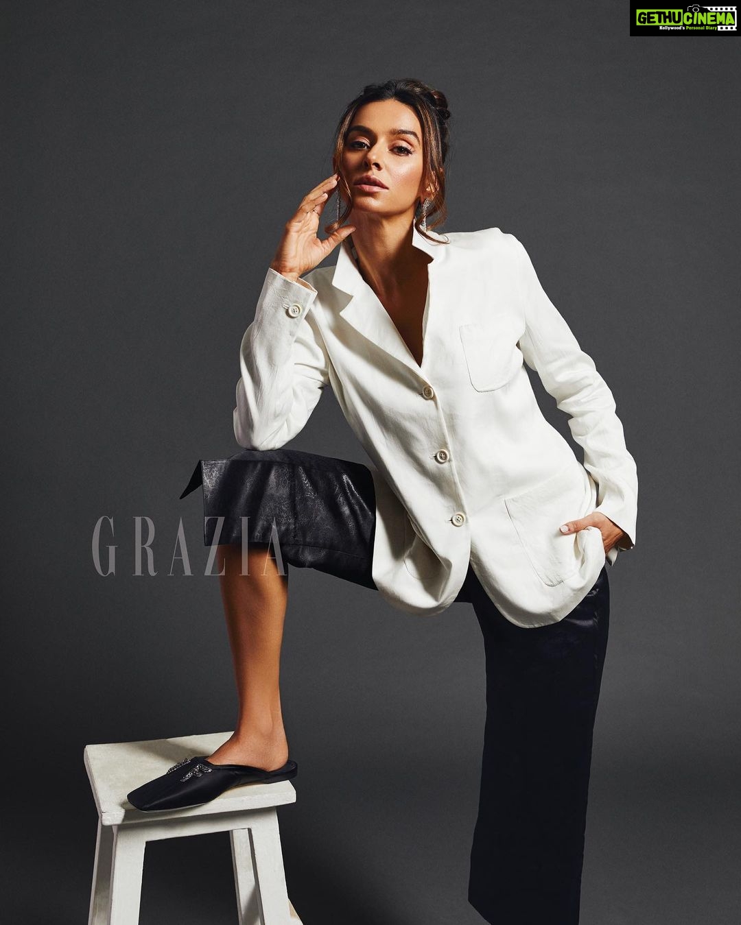 Shibani Dandekar Instagram - Get it! @graziaindia beauty by beauty @savleenmanchanda style by @surbhishukla camera work @keegancrasto jewels by @irasvajewellery 🎩