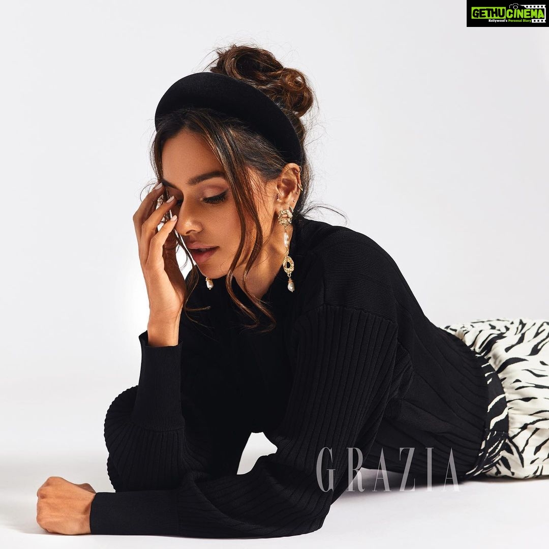 Shibani Dandekar Instagram - How I feel about Mondays @graziaindia glam me good @savleenmanchanda styling @surbhishukla photography @keegancrasto 👠🎒