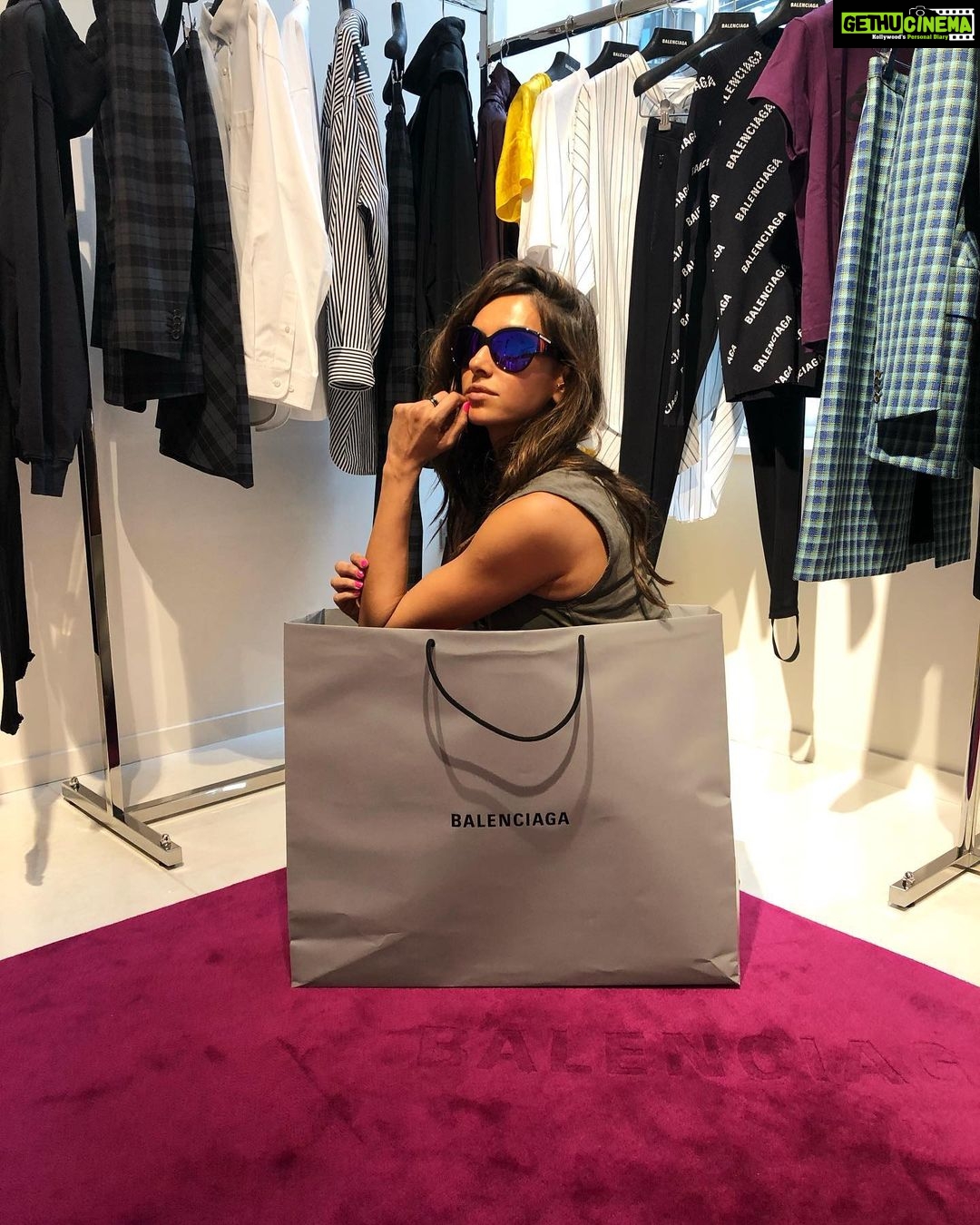 Shibani Dandekar Instagram - Forever a bag lady #thatbrowngirl #aslongasitisabalenciagabag 💼 Happy Sunday 💰 @lasma.a 📸 by @monsondhi
