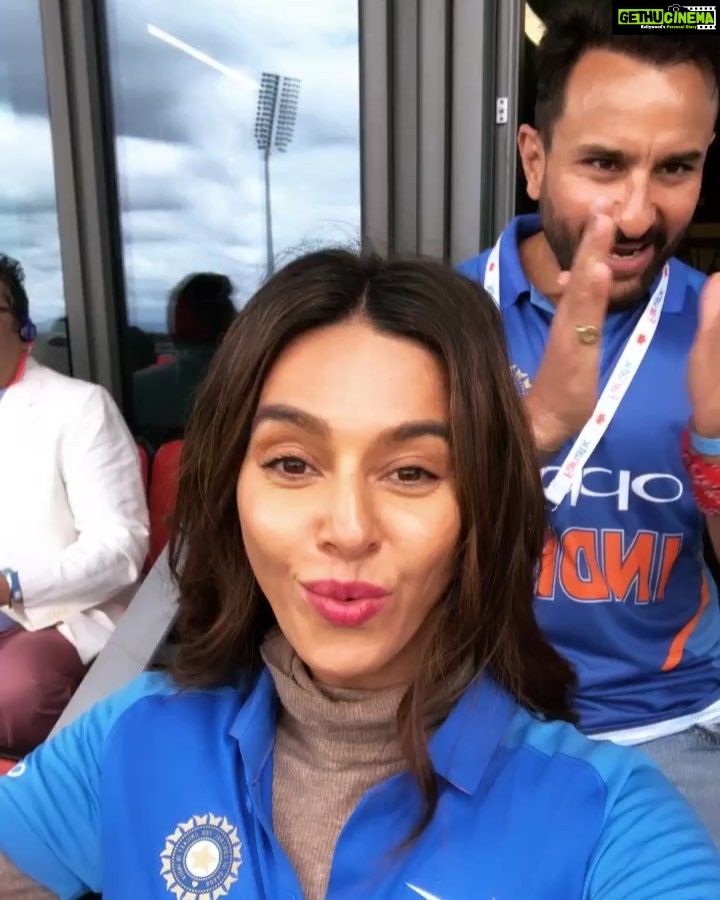 Shibani Dandekar Instagram - Just a couple of cricket FANATICS @theofficialfanatic #SaifAliKhan get on the gram 😜 #bleedblue #indvspak #