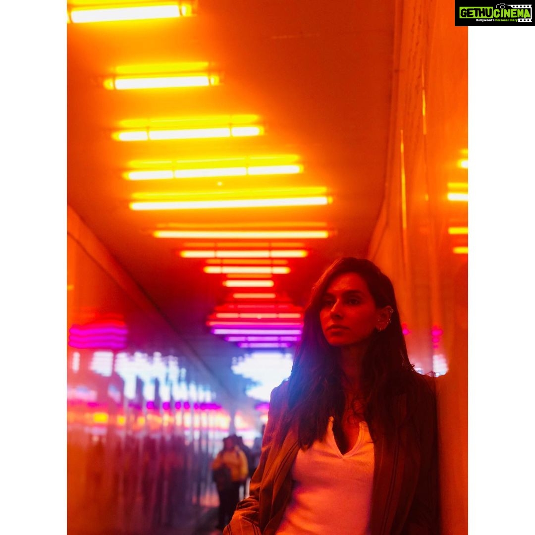 Shibani Dandekar Instagram - City lights London nights 📸 @faroutakhtar #thatbrowngirl