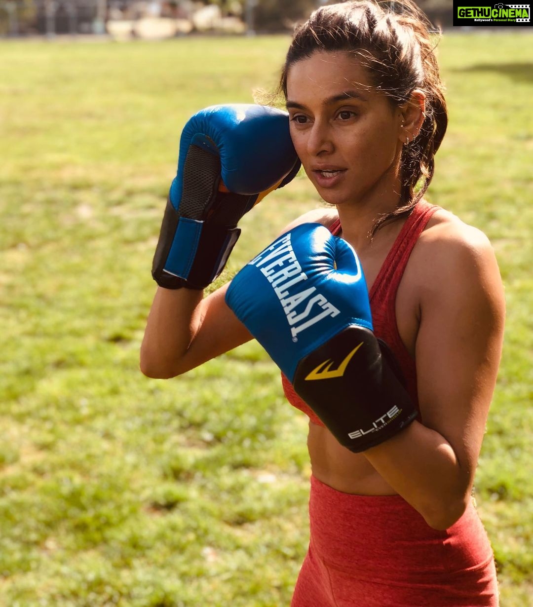 Shibani Dandekar Instagram - London training with @drewnealpt #bodybydrewneal shot by @faroutakhtar #london #thatbrowngirl