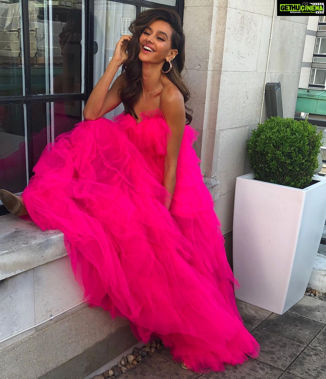 Shibani Dandekar Instagram - CANDY FLOSS 👅 thank you thank you thank you @shehlaakhan for this custom piece! styled by my rock @khyatibusa makeup by my girl @ashreyaa jewels by @outhousejewellery @curiocottagejewelry