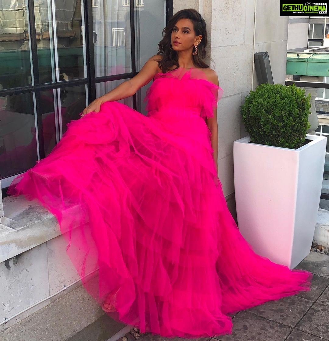Shibani Dandekar Instagram - 🍬 Dress by the incredible @shehlaakhan love you girl! styled by my girl @khyatibusa makeup by my lovely @ashreyaa 🌸 jewelry by @outhousejewellery @curiocottagejewellery #thatbrowngirl