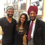 Shibani Dandekar Instagram - Will the REEL/REAL MILKHA SINGH please stand up! 🏃🏾‍♂️ #milkhasingh 🥇@faroutakhtar 🌟 Was so amazing to meet this legend! Milkha Ji is such a sweetheart and has soooo much SWAG!! love him! Farhan you are pretty cool too 😉