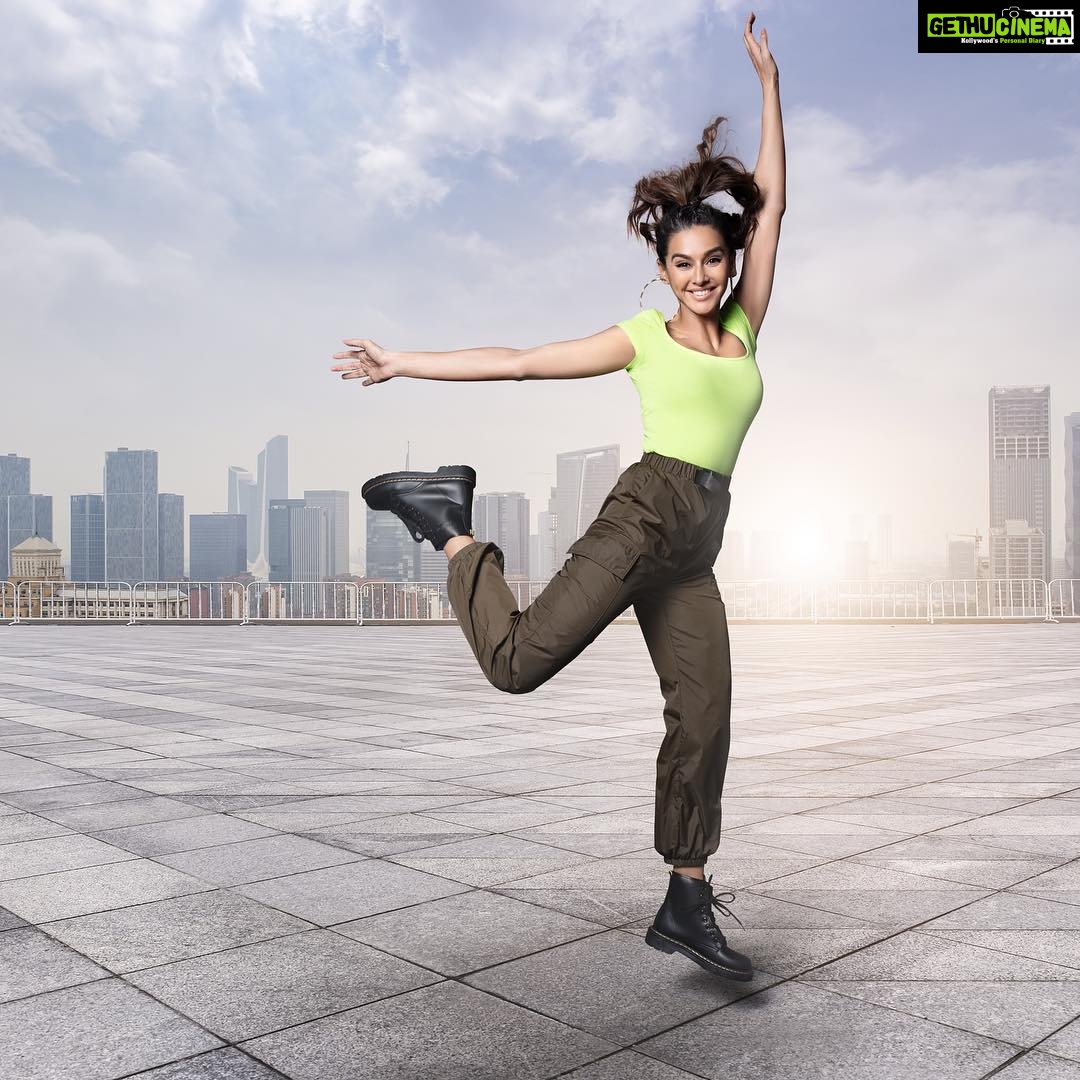 Shibani Dandekar Instagram - Jumping into the weekend with @shein_in 🌟 Had the best time working on this campaign #sheinxshibani @anishaachhabriamakeup @reenadutta123 @azima_toppo @tanvivoraphotography @nidhijeswani @theparag26