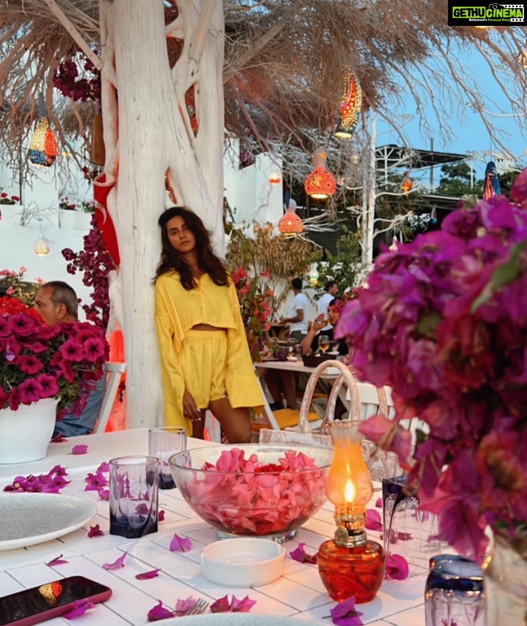 Shibani Dandekar Instagram - Somewhere in the little town of Bodrum wearing @imwearingzed @chantelfenech 💛